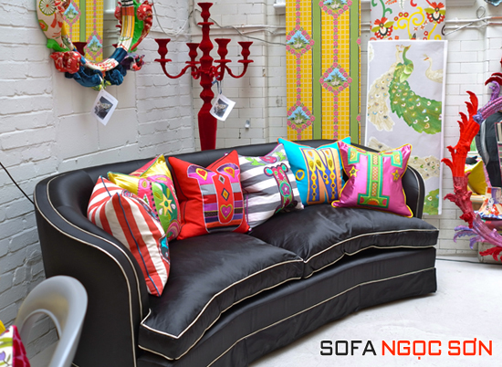 Màu sắc của chiếc gối làm mềm sự cứng nhắc của bộ sofa da